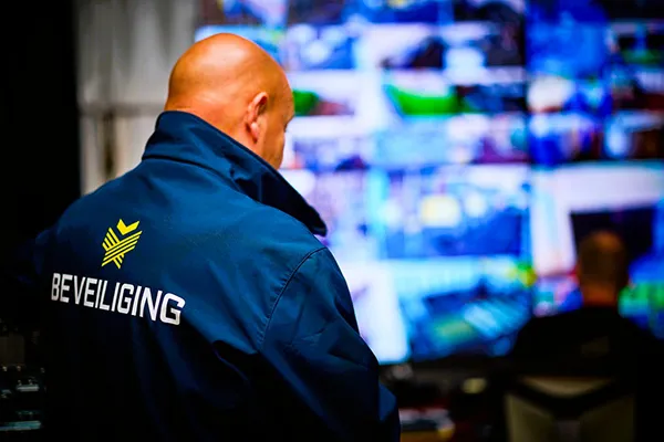 VINRO - Beveiliging distributiecentra - Schiphol - Beveiliger houdt monitoren in de gaten VINRO - Beveiliging distributiecentra - Schiphol - Beveiliger houdt monitoren in de gaten