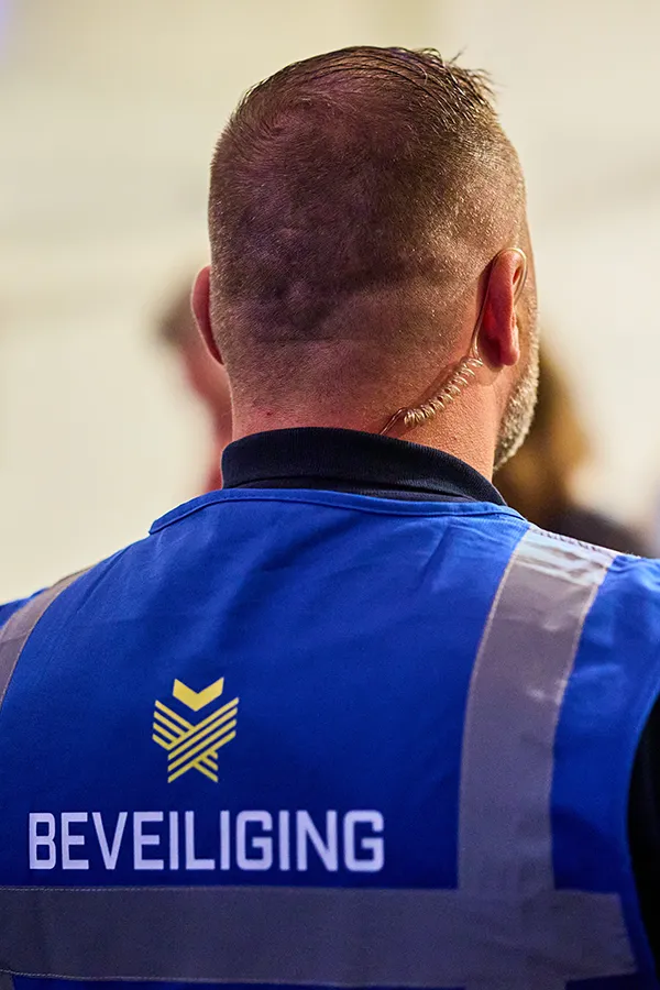 VINRO - Beveiliging distributiecentra - Schiphol - Beveiliger loopt active rondes VINRO - Beveiliging distributiecentra - Schiphol - Beveiliger loopt active rondes